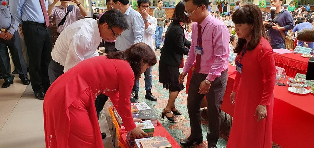 Phó Thủ tướng tặng trường Tiểu học Lê Văn Tám một số bộ sách