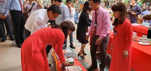 Phó Thủ tướng tặng trường Tiểu học Lê Văn Tám một số bộ sách