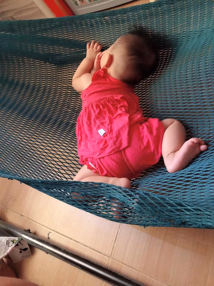 Nằm võng nhưng vẫn muốn lăn lộn xung quanh.