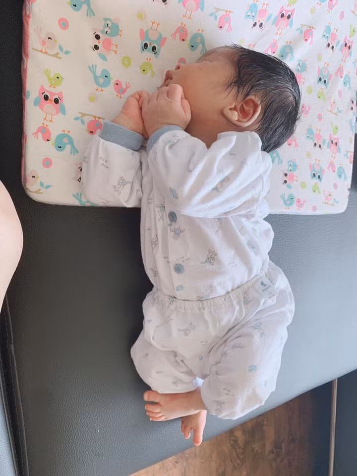 Tạo dáng chúm chím khi ngủ đề phòng bị mẹ chụp ảnh.