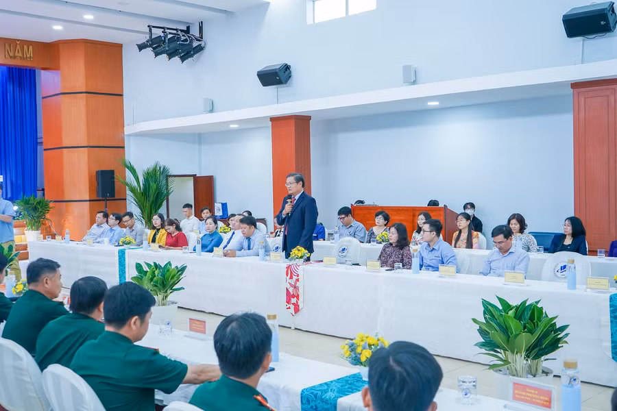 GS.TS Nguyễn Minh Hà, Hiệu trưởng Trường ĐH Mở TPHCM phát biểu tại lễ ký kết.