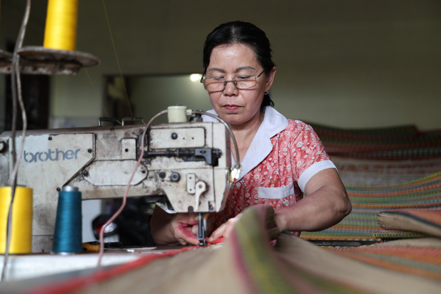 Bà Lê Thị Cơ chủ một cơ sở cho biết, theo thời gian những ruộng cói ở Nghĩa Hoà dần bị thay thế bởi những hồ tôm, buộc các hộ sản xuất như bà phải nhập cói từ các tỉnh khác về, chi phí vì thế mà tăng lên nhiều lần và nhiều người bỏ nghề. Bà Lê Thị Cơ chủ một cơ sở cho biết, theo thời gian những ruộng cói ở Nghĩa Hoà dần bị thay thế bởi những hồ tôm, buộc các hộ sản xuất như bà phải nhập cói từ các tỉnh khác về, chi phí vì thế mà tăng lên nhiều lần và nhiều người bỏ nghề.