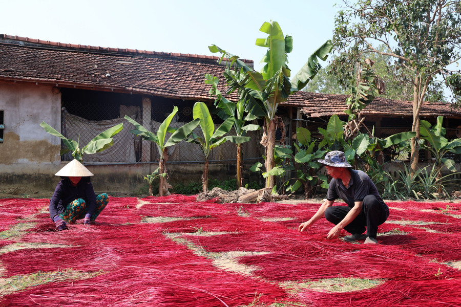 Chiếu Thu Xà nổi tiếng dày, nhiều màu đẹp, bán ở thị trường các tỉnh miền Nam, rất được người tiêu dùng ưa chuộng. Chiếu Thu Xà nổi tiếng dày, nhiều màu đẹp, bán ở thị trường các tỉnh miền Nam, rất được người tiêu dùng ưa chuộng.
