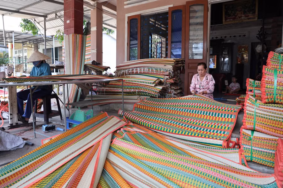 Hiện cơ sở của bà Lợi tạo việc làm thường xuyên cho 12 lao động tại địa phương.