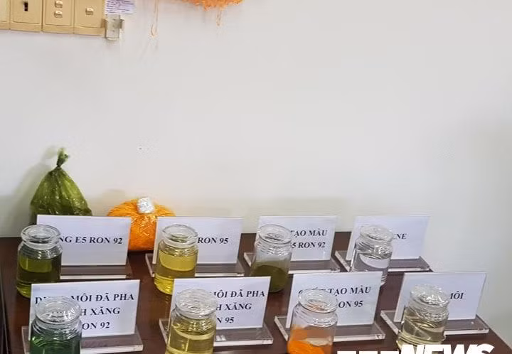 Mẫu xăng được giám định tại buổi họp báo