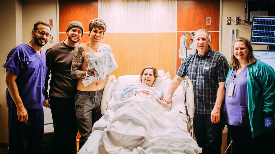 Câu chuyện bất ngờ về bà nội 61 tuổi hạ sinh cháu thành công 