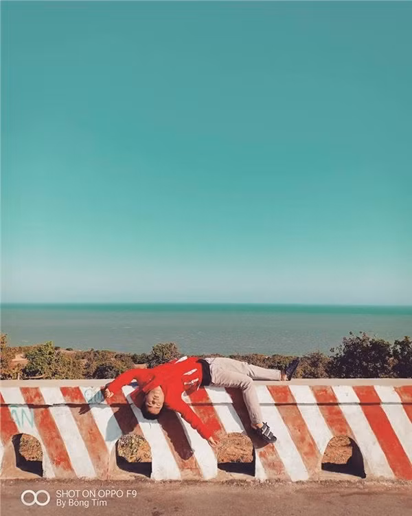 Nằm nghỉ trên gác dừng chân ven đường.