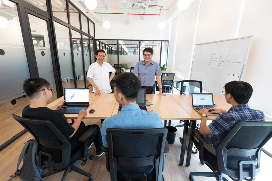 Các chuyên gia hàng đầu về AI thế giới cho biết: họ quay về vì muốn hỗ trợ các bạn sinh viên Việt Nam đi đúng hướng, từ kinh nghiệm của bản thân để giúp các bạn đi tiếp xúc với những điều mới mở ra tương lai tốt hơn.