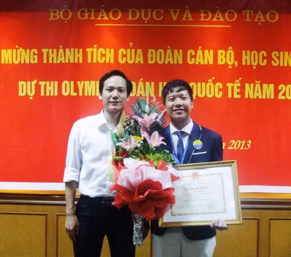 Thầy Lê Xuân Đại chia sẻ niềm vui với học sinh đạt Huy chương Bạc Olympic Toán quốc tế năm 2013