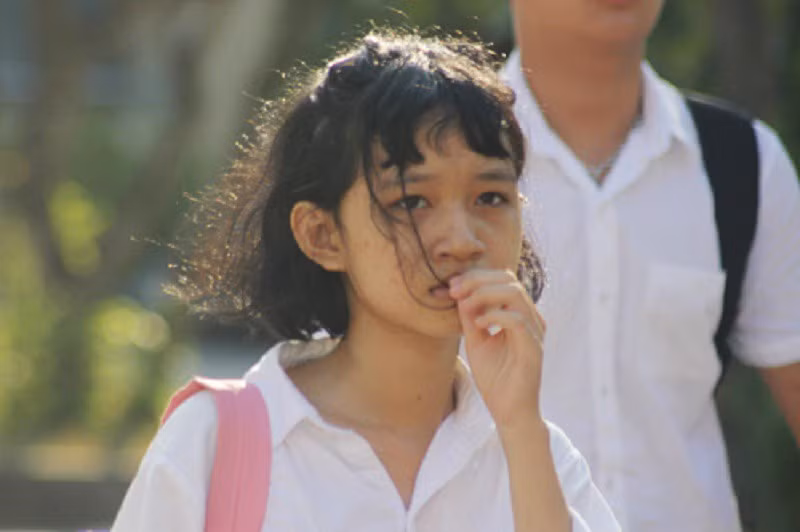 Thí sinh ở Quảng Bình quỳ gối khóc nức nở khi không biết thi lại môn Ngữ văn - Ảnh 2.