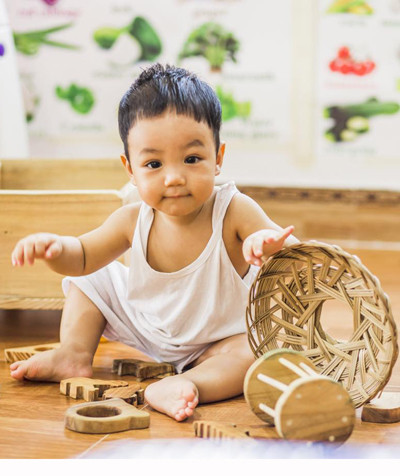 Con trai của Hân - Bắc(bên trái) thích chơi với nắng và đồ chơi gỗ bốlàm cho. Ảnh: H.B.