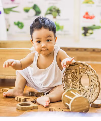 Con trai của Hân - Bắc(bên trái) thích chơi với nắng và đồ chơi gỗ bốlàm cho. Ảnh: H.B.