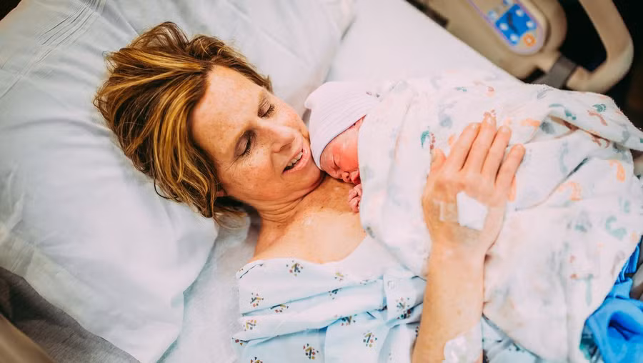 Bà nội 61 tuổi hạ sinh thành công... chính cháu gái của mình sau khi mang thai hộ con trai đồng tính - Ảnh 3.