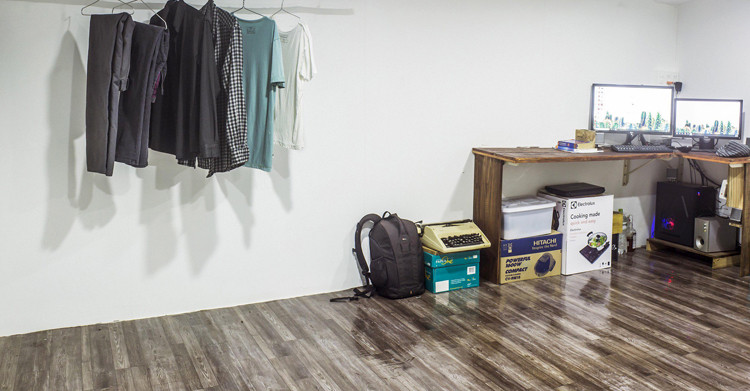 Gác xép nơi làm việc của Bắc. Anh chỉ cần hai bộ quần áo để đi làm. Ảnh: H.N.