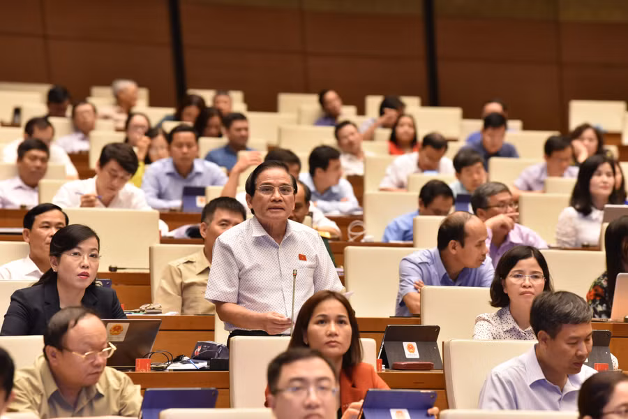 Đại biểu Quách Thế Tản (đoàn Hòa Bình) chất vấn Bộ trưởng Nguyễn Văn Thể. Ảnh: Quang Khánh