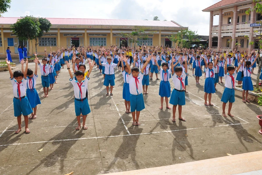 Tiết thể dục giữa giờ của HS tiểu học. Ảnh: Hữu Cường