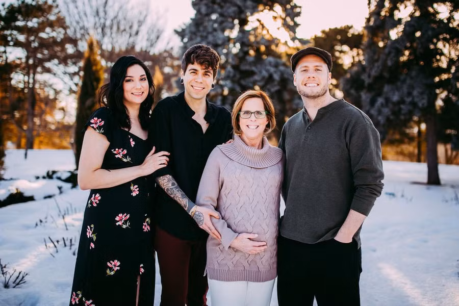 Bà nội 61 tuổi hạ sinh thành công... chính cháu gái của mình sau khi mang thai hộ con trai đồng tính - Ảnh 1.