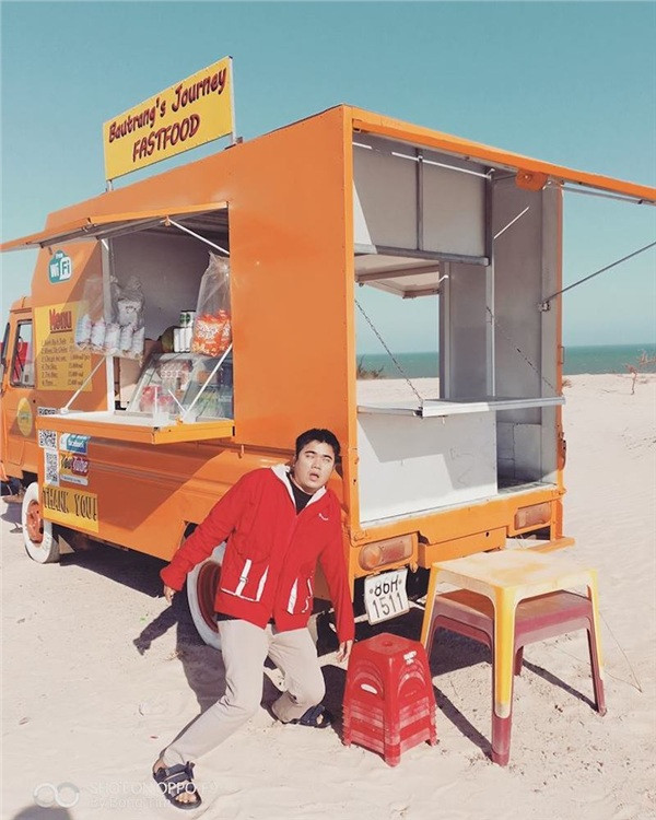 Chết cười bộ ảnh du lịch Bình Thuận của nam thanh niên ảnh 2 Tạo dáng bên chiếc xe bán nước ven biển Hoà Thắng.