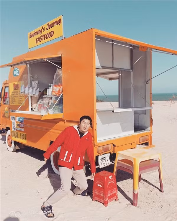 Tạo dáng bên chiếc xe bán nước ven biển Hoà Thắng.