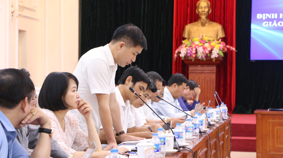 Đại diện các trường đại học, địa phương đưa ra ý kiến góp ý về dự thảo báo cáo.
