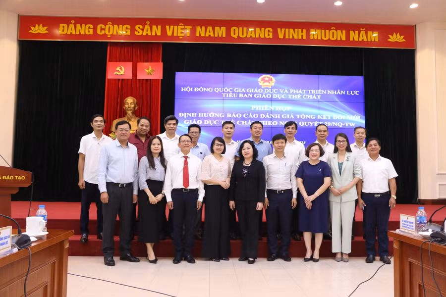 Các đại biểu cùng dự phiên họp đầu tiên của Tiểu ban Giáo dục thể chất chụp ảnh lưu niệm.