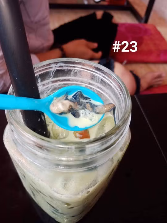 Cốc trà sữa khiến mọi người hoang mang.