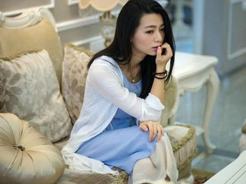 Anh không biết rằng ở nhà, Hương đang hóa đá với dòng tin nhắn của chồng. Ảnh minh họa,