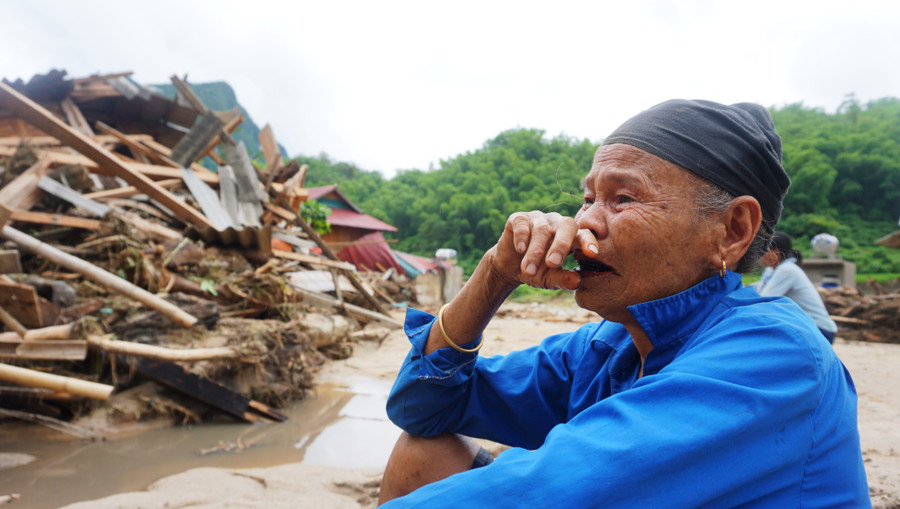 Cụ bà Hà Thị Yến đau xót trước cảnh mất mát do lũ gây ra