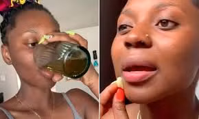 Người phụ nữ uống và bôi nước tiểu lên mặt để làm đẹp