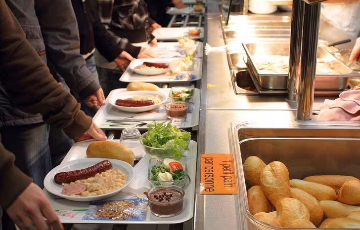 Bữa trưa ở trường học