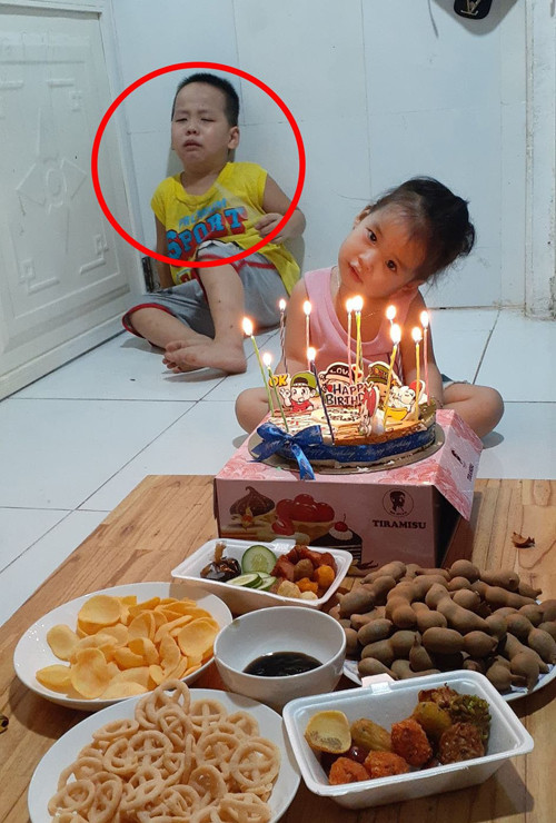 ... sau đó là cô em "diễn sâu" trong sinh nhật của mình. ... sau đó là cô em diễn sâu trong sinh nhật của mình.