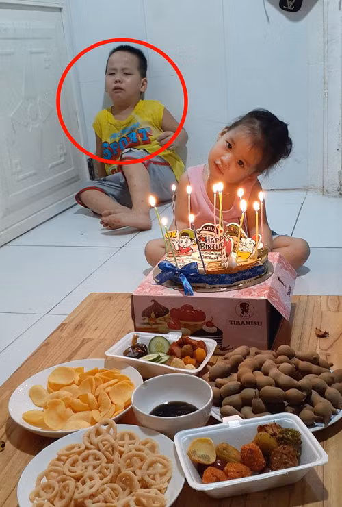 ... sau đó là cô em diễn sâu trong sinh nhật của mình.