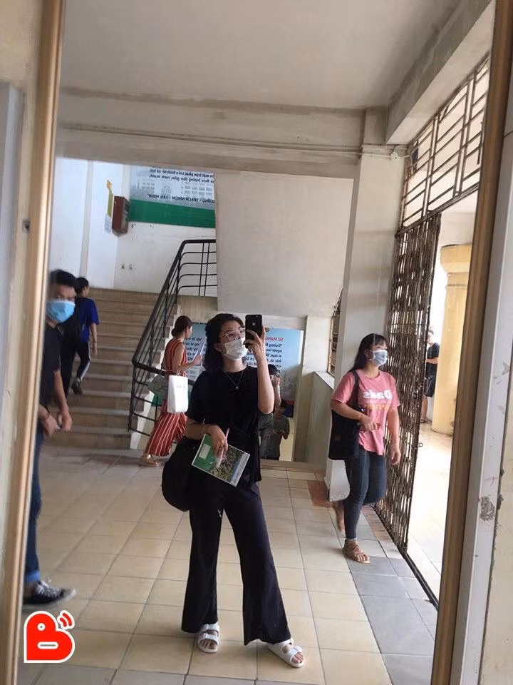 Thanh niên 24 tuổi lên mạng than vãn sáng nào cũng đưa cả mẹ cả con đi học, tuổi thật cô vợ được hé lộ khiến ai nấy giật mình-1