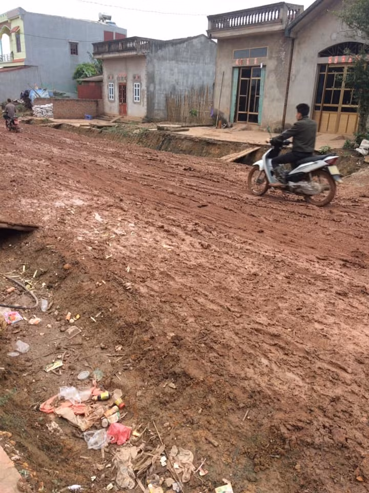  Những con đường bùn lầy lội luôn là nỗi ám ảnh của nhiều shipper.