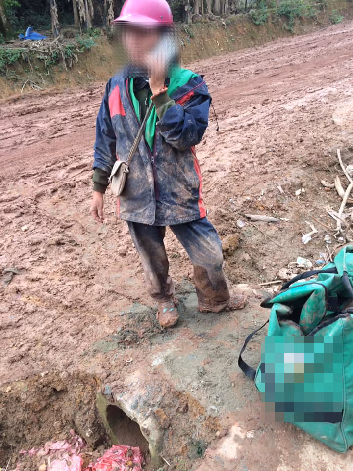  Chị shipper cố gắng liên lạc với khách hàng để hẹn lại, nhưng không phải ai cũng thông cảm cho chị.