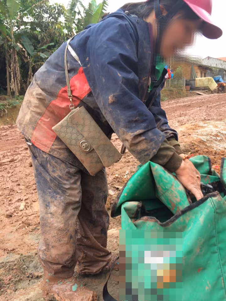  Chị shipper vật lộn với túi hàng nặng trĩu của mình.