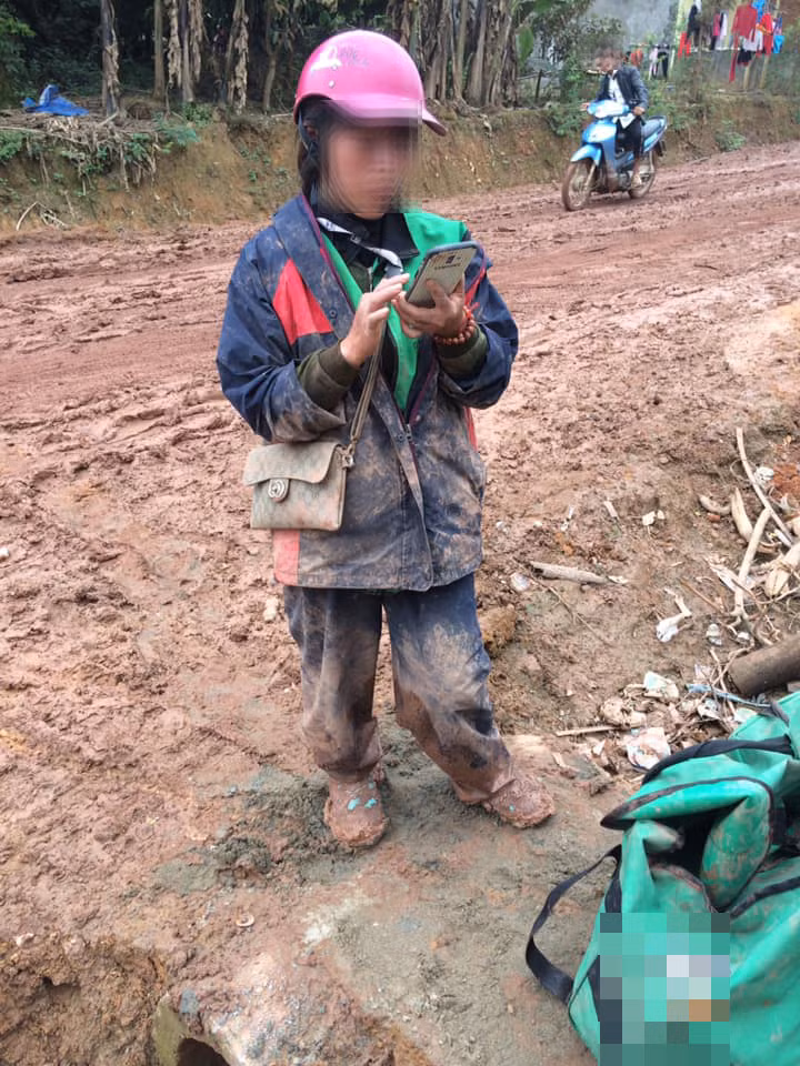 Thương chị shipper lội bùn, vác bao hàng 10kg đi giao nhưng ai cũng tưởng là 