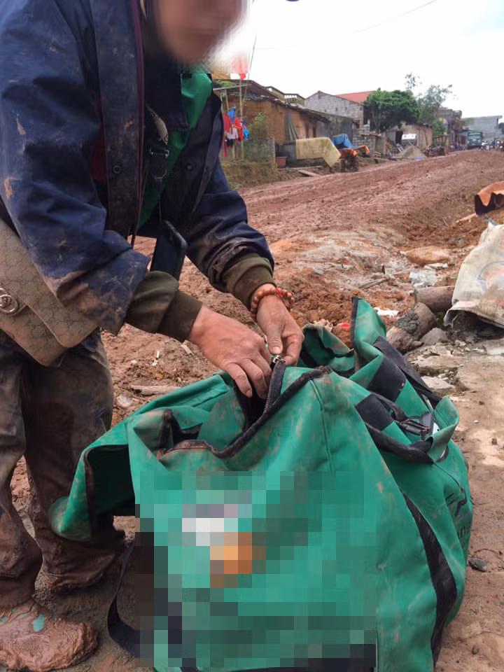 Thương chị shipper lội bùn, vác bao hàng 10kg đi giao nhưng ai cũng tưởng là 