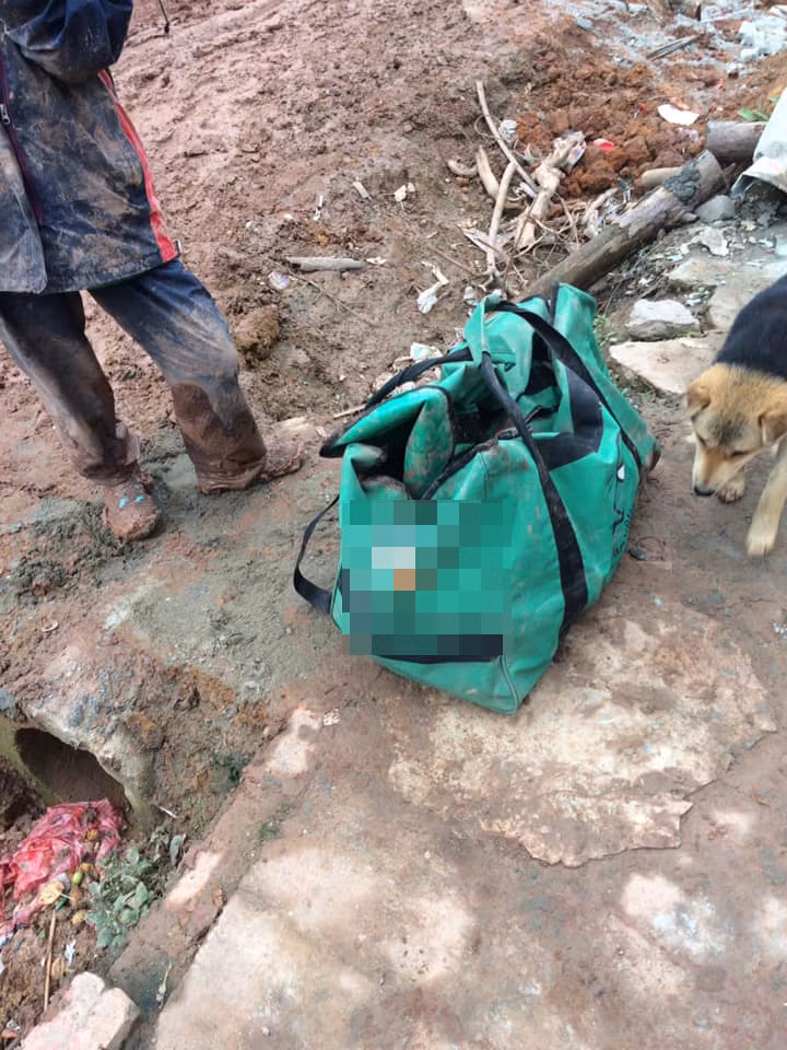  Để vác được túi hàng nặng trĩu thế này vượt qua con đường đầy bùn lầy không phải dễ.