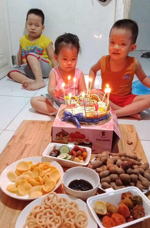 Nhìn ảnh này, có ai biết bữa tiệc sinh nhật là của cậu bé áo vàng không nhỉ? Nhìn ảnh này, có ai biết bữa tiệc sinh nhật là của cậu bé áo vàng không nhỉ?