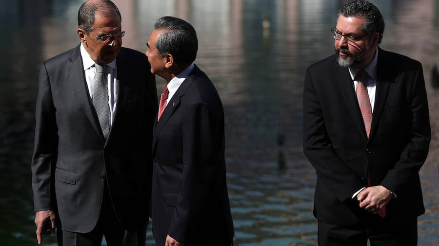 Ngoại trưởng Nga S.Lavrov trao đổi với Ngoại trưởng Trung Quốc Vương Nghị bên lề hội nghị.	Ảnh: Reuters
