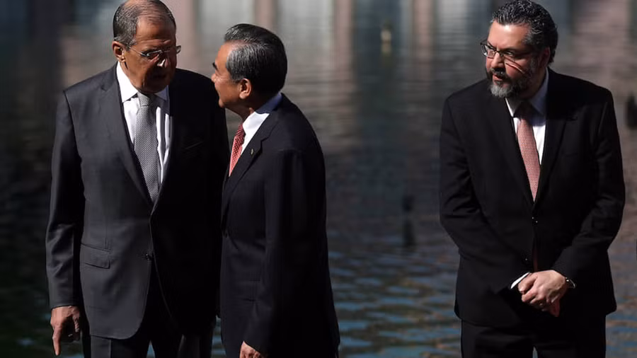 Ngoại trưởng Nga S.Lavrov trao đổi với Ngoại trưởng Trung Quốc Vương Nghị bên lề hội nghị.	Ảnh: Reuters