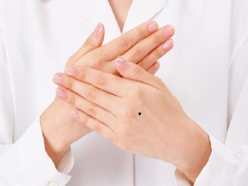 Xem 5 vị trí nốt ruồi, có thể đoán biết hôn nhân của người phụ nữ có bền lâu hay không - Ảnh 1. Xem 5 vị trí nốt ruồi, có thể đoán biết hôn nhân của người phụ nữ có bền lâu hay không - Ảnh 1.