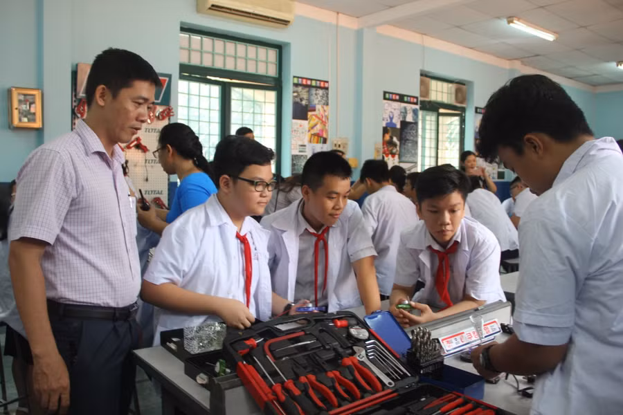 Học sinh Trường THCS Lê Quý Đôn (quận 3, TPHCM) trong tiết thực hành STEM. Ảnh: Phan Nga