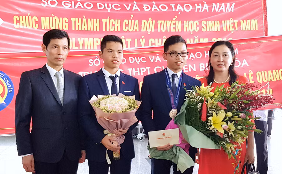 Ông Bùi Quang Cẩm - Tỉnh ủy viên, Phó Chủ tịch UBND tỉnh Hà Nam cùng NGƯT Đinh Thị Lụa tặng hoa chúc mừng đoàn học sinh tỉnh Hà Nam đạt thành tích cao tại kỳ thi Olympic châu Á