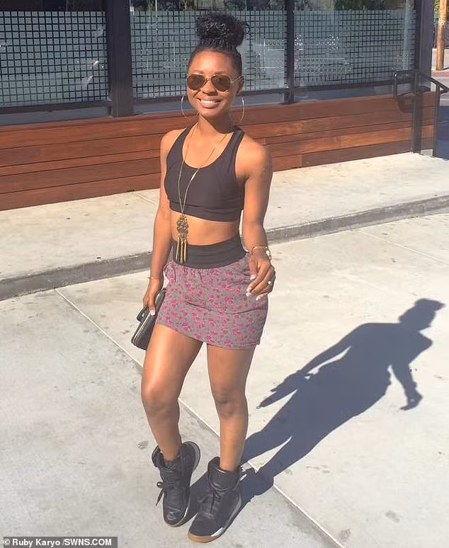 nguoi phu nu uong va boi nuoc tieu cua chinh minh len mat de lam dep hinh anh 3