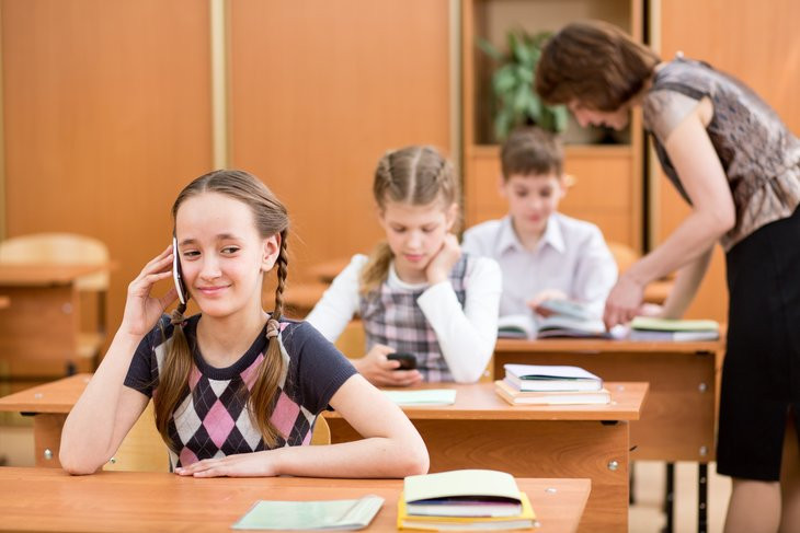 Điện thoại di động làm học sinh sao nhãng việc học tập