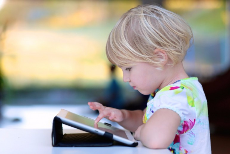 Trẻ em ngày nay tiếp xúc với thiết bị điện tử từ tuổi ấu thơ Trẻ em ngày nay tiếp xúc với thiết bị điện tử từ tuổi ấu thơ