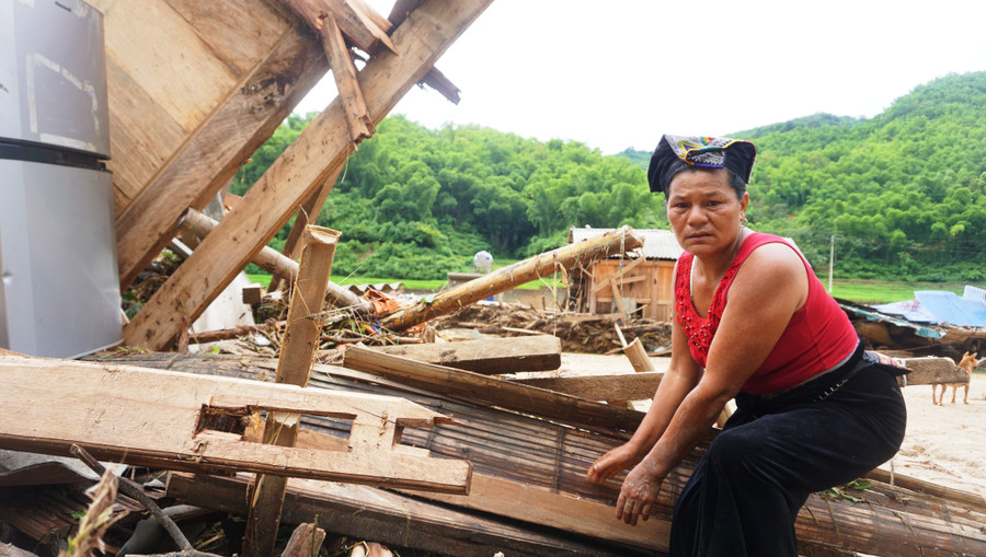 Người dân ở bản Sa Ná nhặt nhạnh những gì còn sót lại sau trận lũ