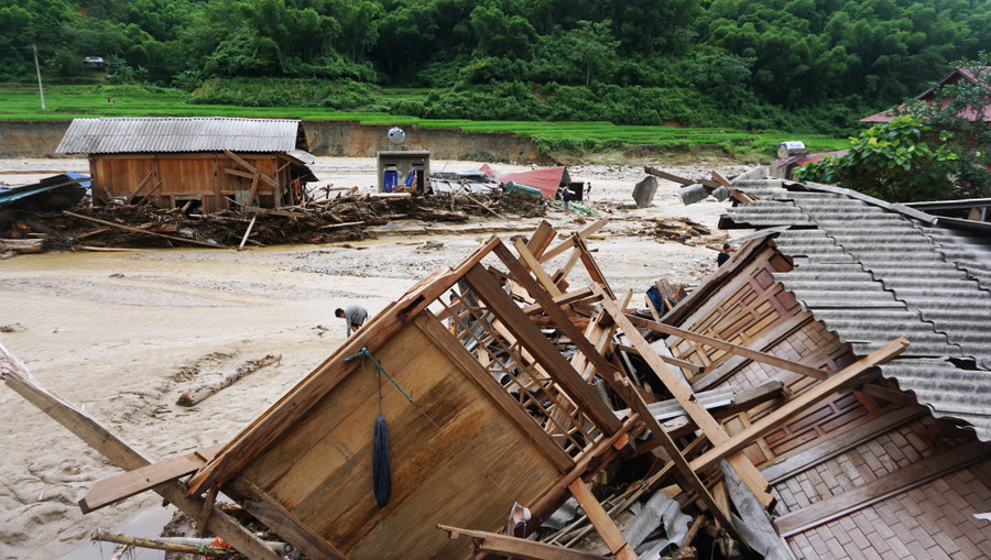 Cảnh hoang tàn, đổ nát ở bản Sa Ná